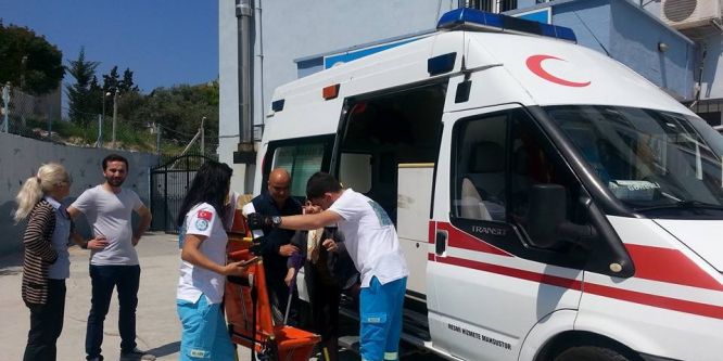 Kuşadası’nda hastalar ambulansla oy kullanmaya geldi