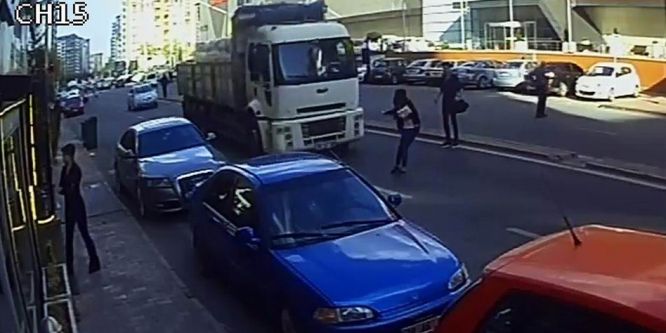 Genç kız ezilmekten son anda kurtuldu