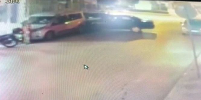 Drift yapmak isteyen otomobil 2 araca çarptı