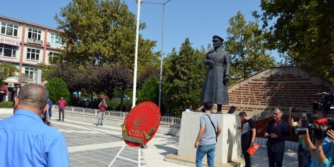 CHP’nin kuruluş töreninde bayrak krizi