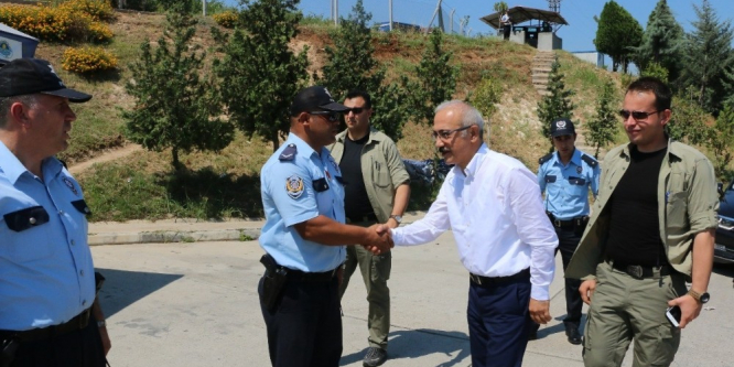 Polislerin bayramını da unutmadı
