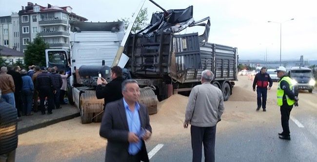 Damperi açılan kamyon üst geçide çarptı
