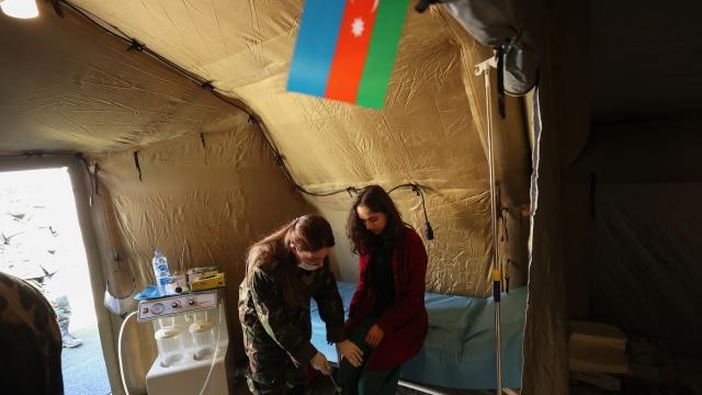 41 doktor ve sağlıkçı görev yapıyor! Azerbaycan yardım ekibi depremzedeler için 24 saat sahada