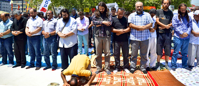 Abdestli sosyalistlere Pamak’tan tepki