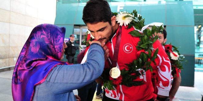 Şampiyon güreşçi Türkiye’ye döndü