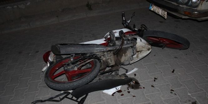 Motosiklet park halindeki otomobile çarptı: 2 yaralı