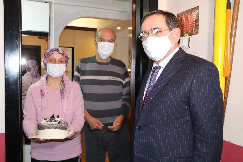 42. evlilik yıl dönümlerinde sokağa çıkamayan çifte pastalı sürpriz 