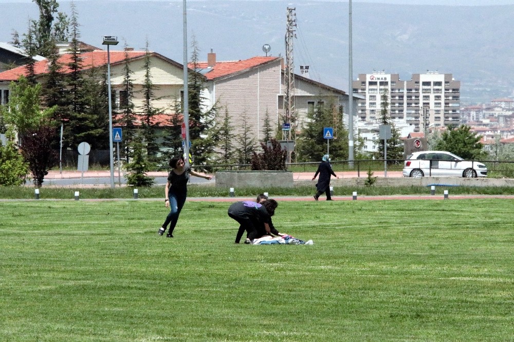 42 gün sonra evden çıkan gençler, gönüllerince eğlendi 