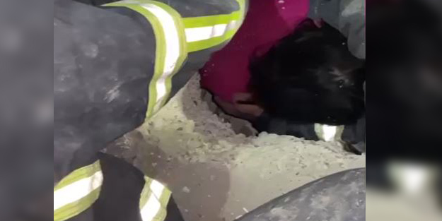 42 saatin ardından muhteşem anlar! 4 yaşındaki Beyza enkaz altından böyle kurtarıldı