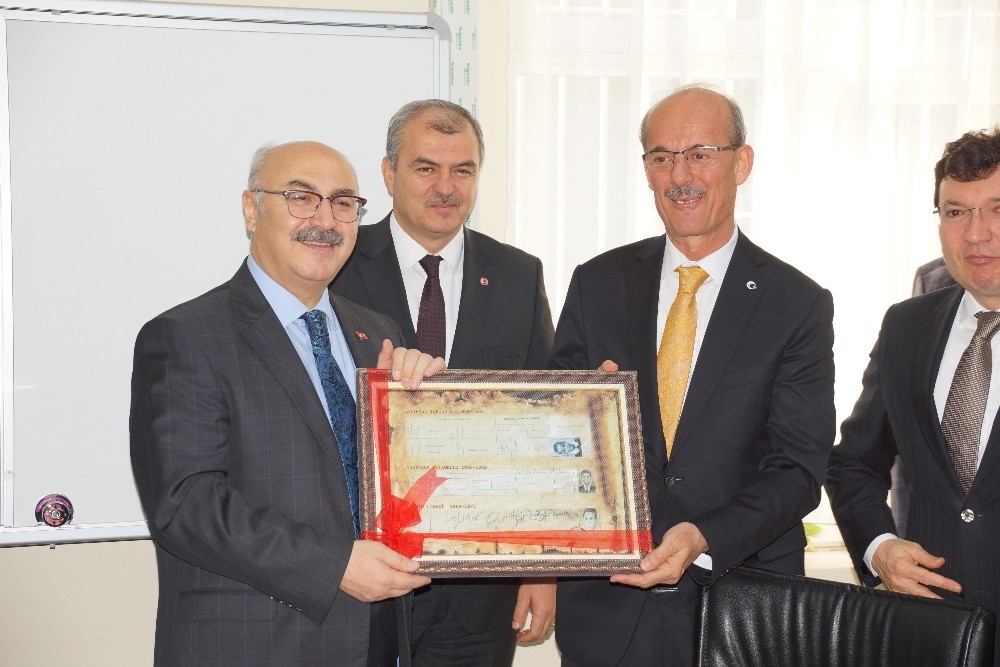 42 yıllık meslek hayatına karnesini alarak veda etti 