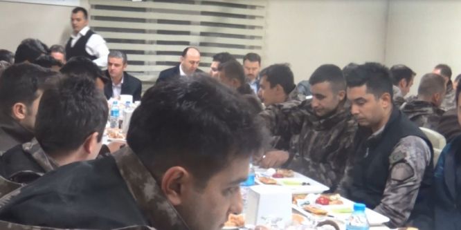 Vali Işın, özel harekat polisleriyle sahur yaptı