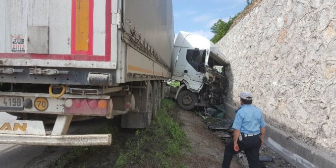 TIR duvara çarptı: 1 yaralı