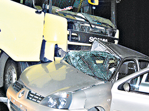 Kamyon otomobili sürükledi: 5 ölü