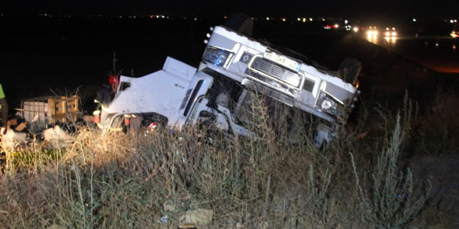İnşaat malzemeleri taşıyan TIR takla attı: 1 ölü, 1 yaralı