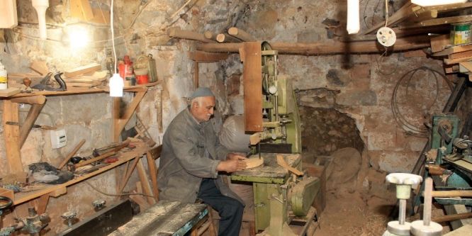 Yarım asırdır takunya yaparak geçiniyor