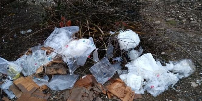 Boş araziye atılan tıbbi malzemeler tepkilere yol açtı