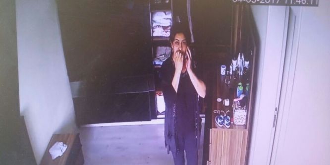 Yatak odasına kamera taktı, hırsız komşu kadın çıktı