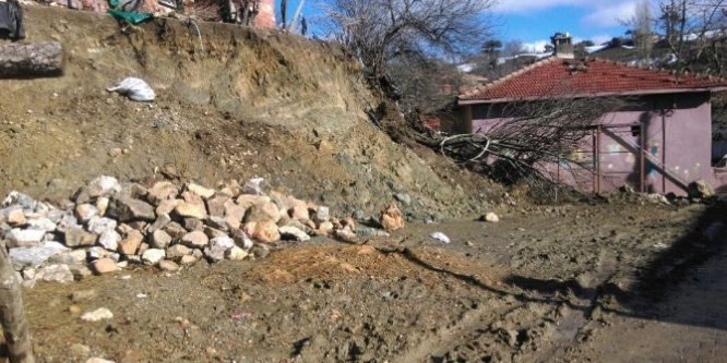 Ağaçlar okulun üzerine doğru yıkıldı