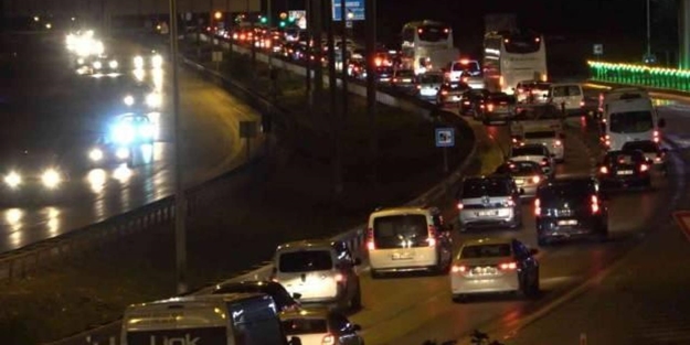 43 ilin geçiş güzergahında kilometrelerce araç kuyruğu!