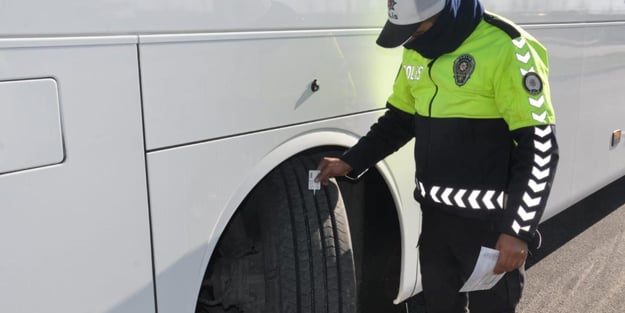 43 ilin geçiş güzergahında 'kış lastiği' denetimi! Duyan ticari araç sürücüleri lastikçilere koşup, önüne kuyruğa girdi