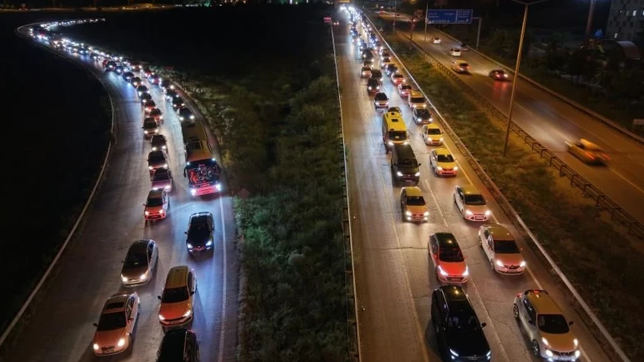 43 ilin geçiş noktasında kilometrelerce kuyruk!