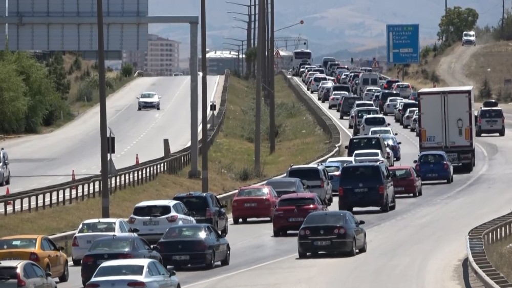 43 ilin geçiş noktasında trafik yoğunluğu devam ediyor 