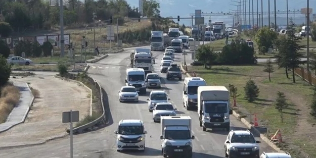 43 ilin geçiş noktasında trafik yoğunluğu