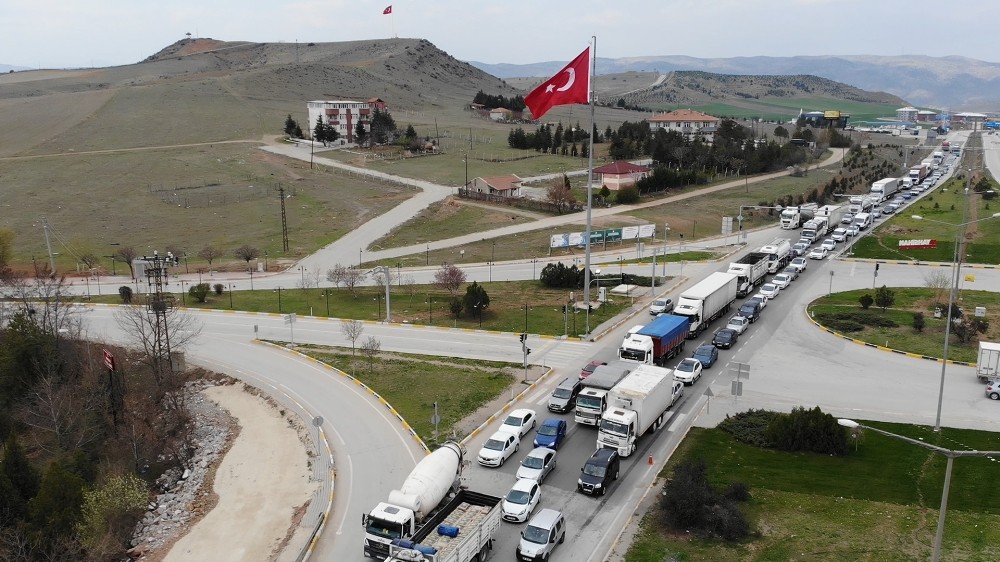 43 ilin geçiş noktasındaki tüm araçlar durduruldu 