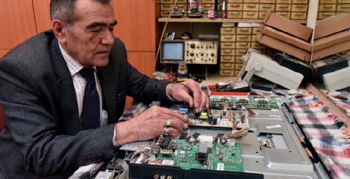 43 yıldır takım elbisesiyle televizyon tamir ediyor