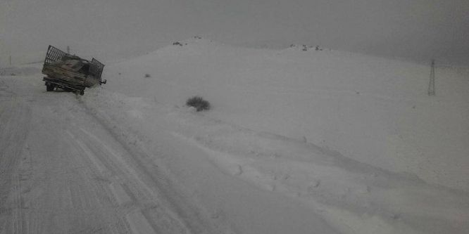 Kara saplanan kamyonet son anda uçuruma yuvarlanmaktan kurtuldu