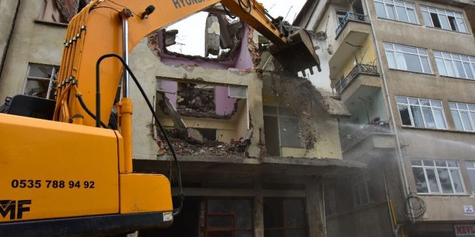 Altınordu’da metruk bina yıkımı