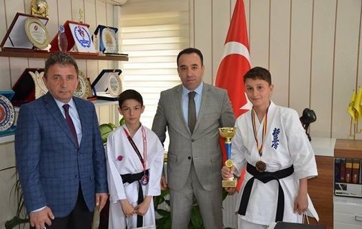 İl Müdürü Yıldız, başarılı karatecileri ödüllendirdi