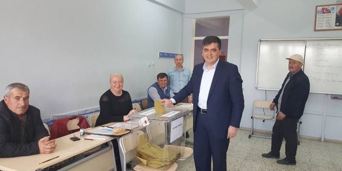 Başkan Muzaffer Yalçın oyunu kullandı