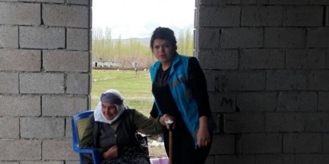 Besi nine sedye ile oy kullandı