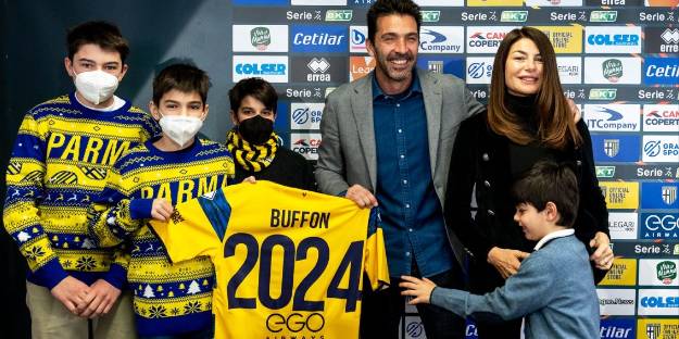 44 yaşındaki efsane kaleci iki yıllık sözleşmeye imza attı