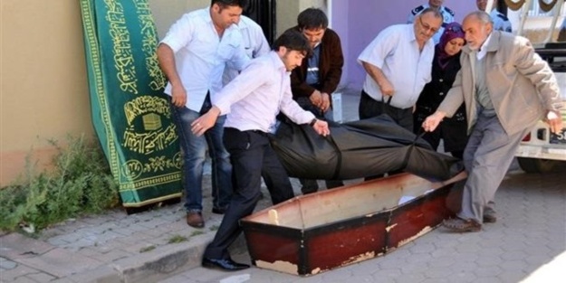 44 yıllık eşini bıçaklayarak öldürdü