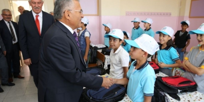 Melikgazi’den okullara kırtasiye ve çanta yardımı