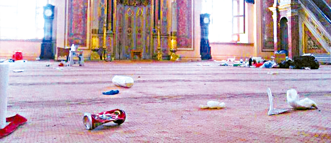 Ellerinde bira ve içi şarap dolu su şişeleri vardı