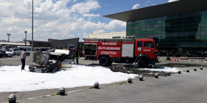 Otobüs terminalinde park halindeki otomobil yandı