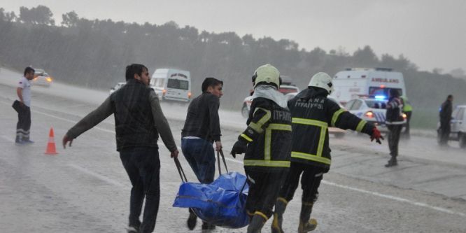 Sel sularının sürüklediği aracın altında kaldılar