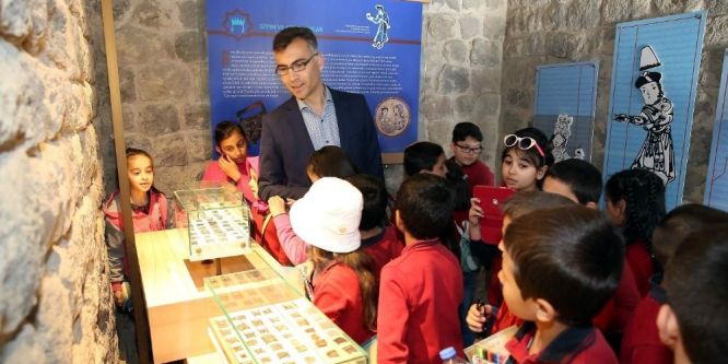 Minik eller tarihiyle buluştu