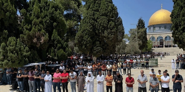 45 bin Müslüman cuma namazını Mescid-i Aksa'da kıldı