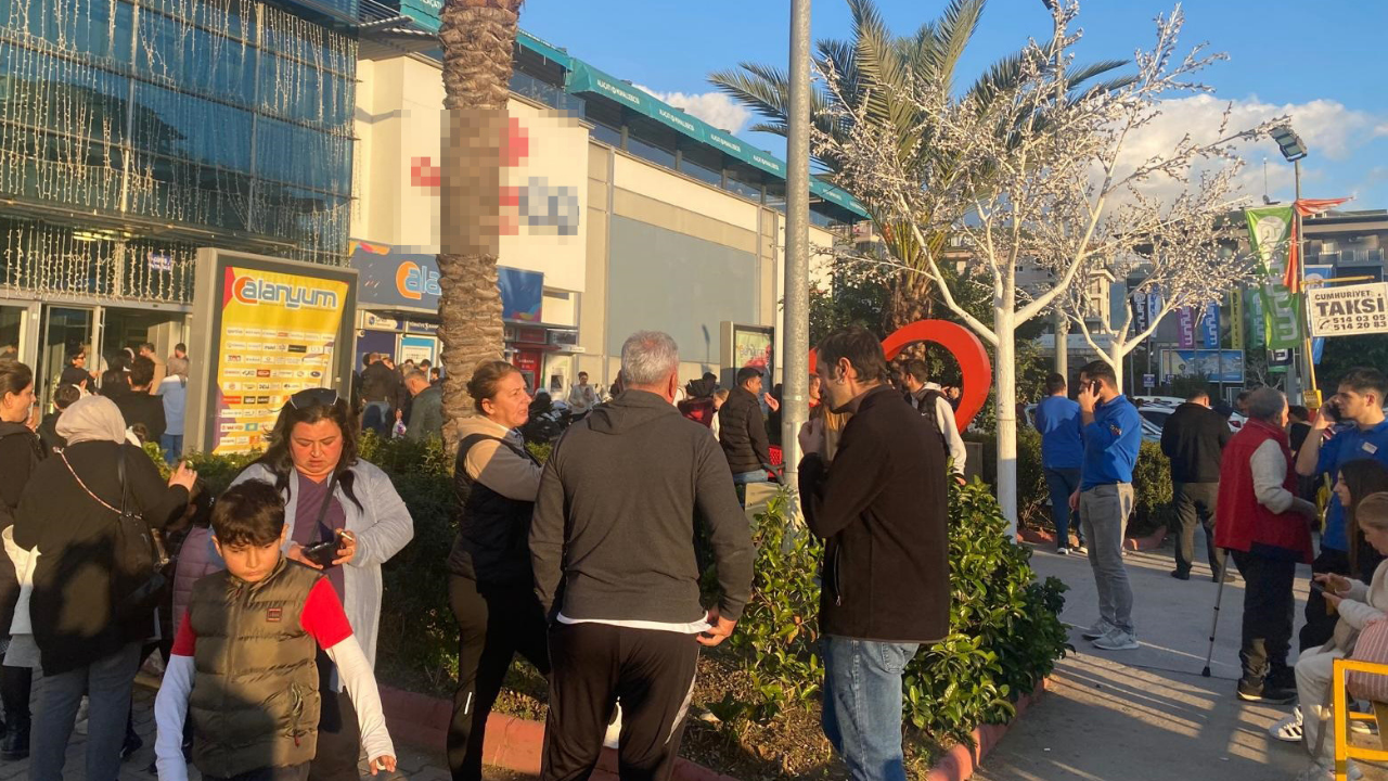 4.5 şiddetindeki deprem vatandaşları sokağa döktü