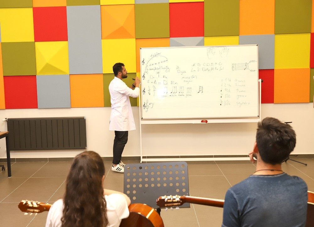 45 yaşında gitar çalmak için ŞSM’deki kursa katıldı 