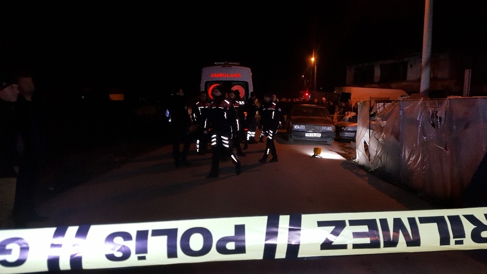 45 Yaşındaki adamı komşuları kanlar içindeki cesedini buldular 