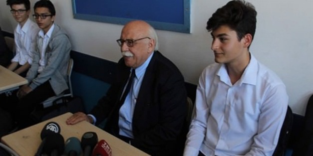 45 yıl sonra aynı sırasına oturdu