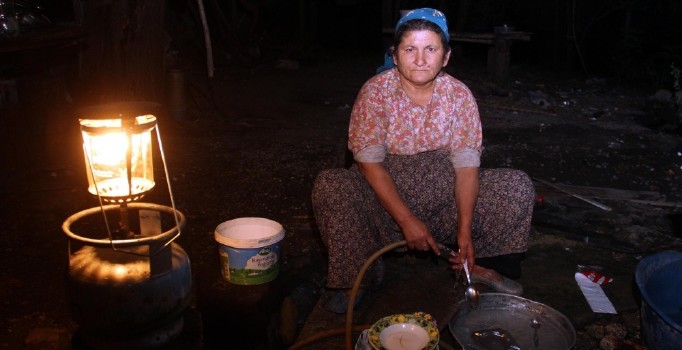 45 yıldır evlerine elektrik bekliyorlar