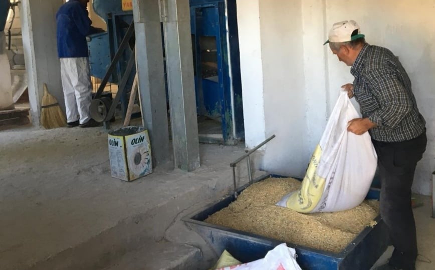 45 yıldır tahıl öğüterek geçimini sağlıyor 