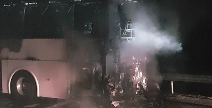 45 yolcusu bulunan otobüs alev alev yandı