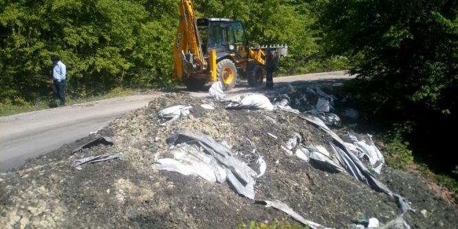 Ormanlık alana dökülen kimyasal atıklar toplandı